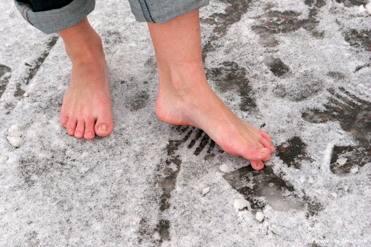 Ira walks barefoot in snow for her boyfriend! | Hip Forums